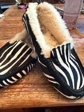 Ugg.  Ansley. Moccasins.  My. Favorite. Cream Shearling Lined Slip-In size 8.